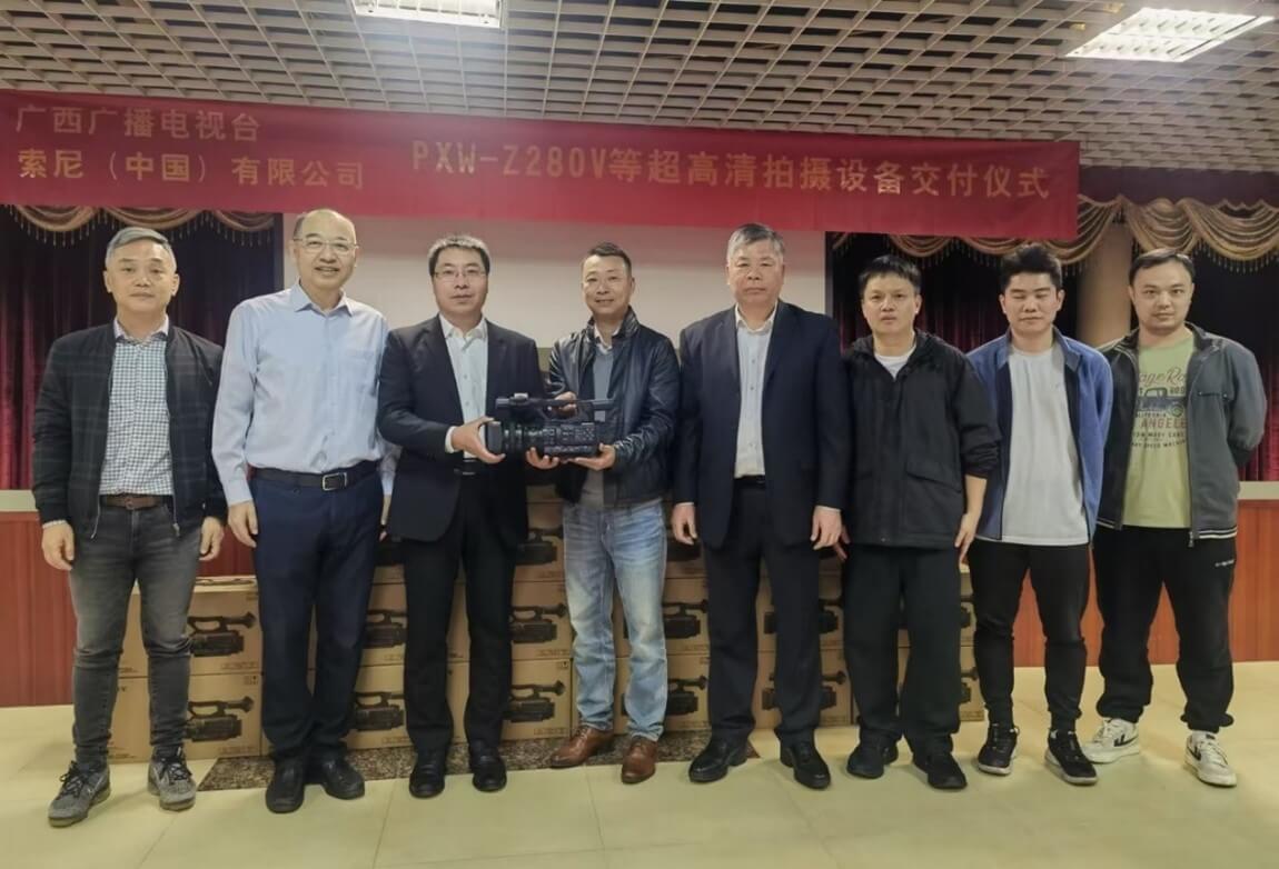 交付仪式现场集体合影