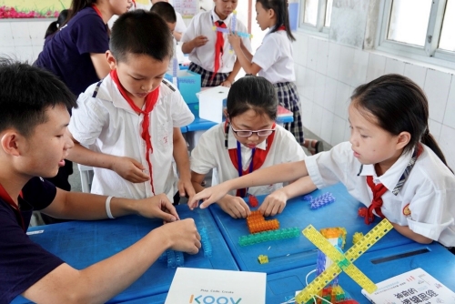 南昌大学志愿者与井冈山小学学生一起搭建KOOVTM模块