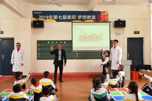 索尼中国通商物流本部副总裁林来福与学生共同参与活动