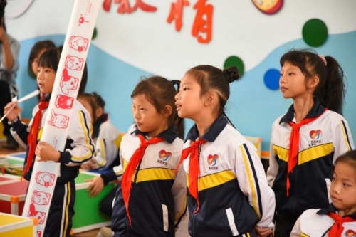 学生们对表演内容充满好奇