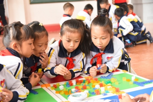 学生们在现场体验索尼KOOV教育机器人