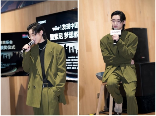 邓典演唱《极光》，并和大学生交流公益和音乐