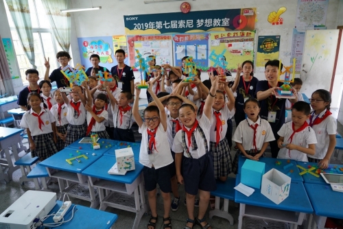 南昌大学志愿者教学生拼搭索尼KOOV™可编程教育机器人