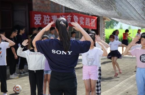北京科技大学志愿者教孩子们跳舞
