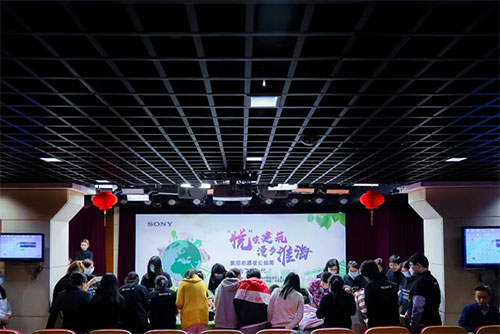 志愿者和孩子们的背影令人感动