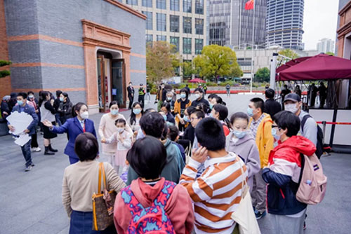 孩子们聆听建筑历史讲解