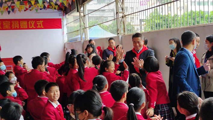 索尼中国可持续发展部总监高峰先生与孩子们互动