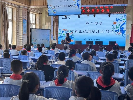 中央民族大学大学生志愿者团队为孩子们讲解清洁能源相关知识