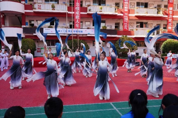 宕昌县实验中学“蒹葭”舞蹈社团带来古风舞蹈《书简颂》