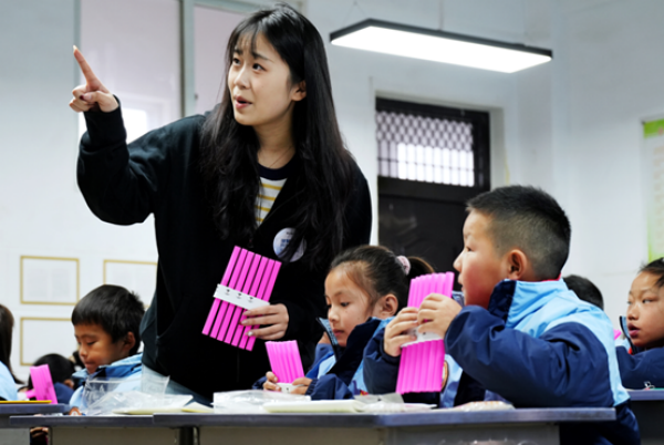 大学生志愿者开展授课
