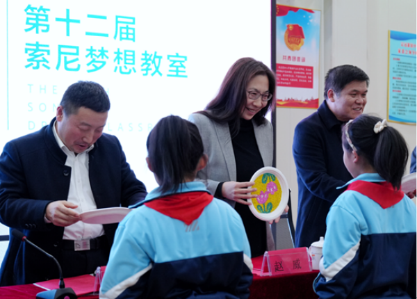 定寨小学孩子们赠送亲手制作的纸浆画