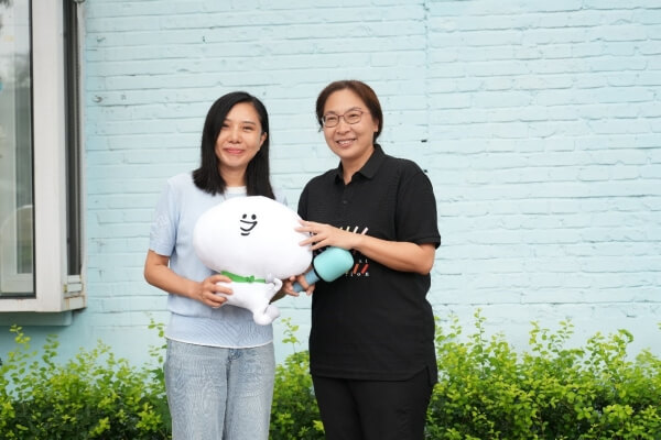 赵威女士向康纳洲刘老师捐赠 “大福”玩偶