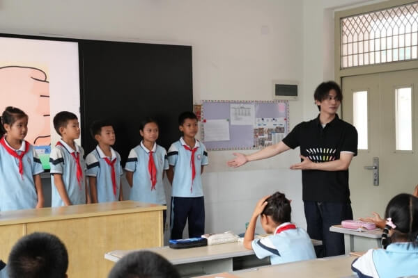 艺人志愿者张黎为孩子们上音乐课