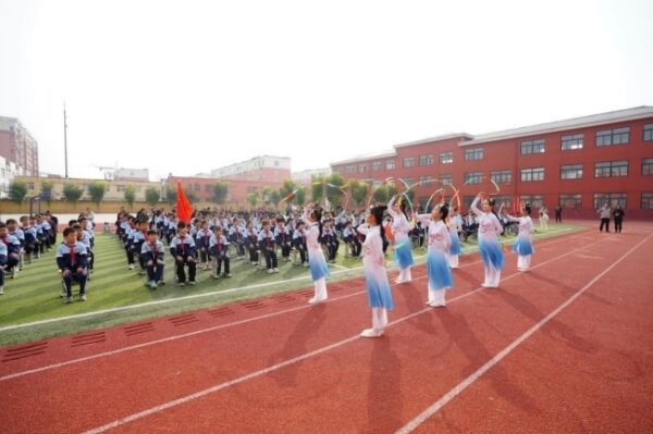 大胡集小学学生表演