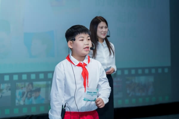 大学生、小学教师与小学生共同 演绎《我们的影像诗》