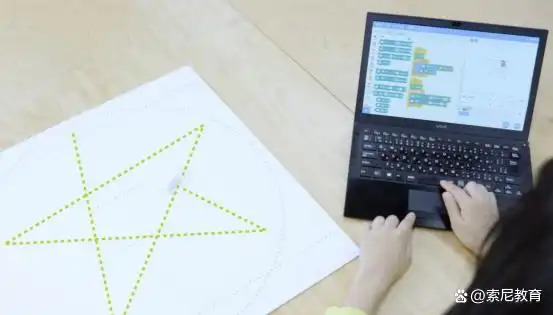 学生利用toio核心Q宝™编程