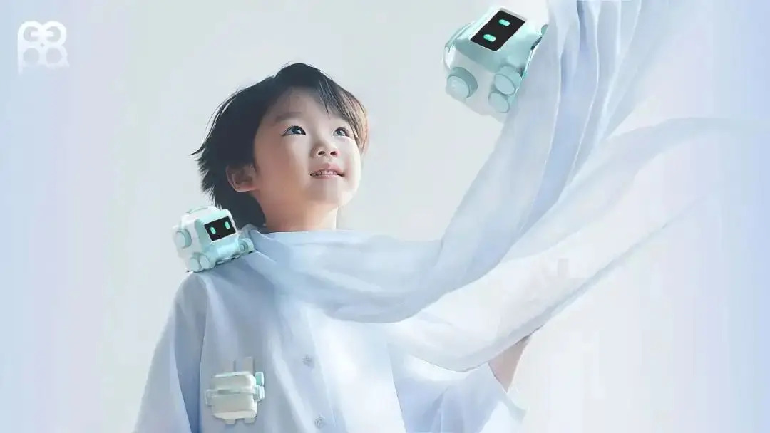 偕童行者POPA—移动可穿戴微型机器人