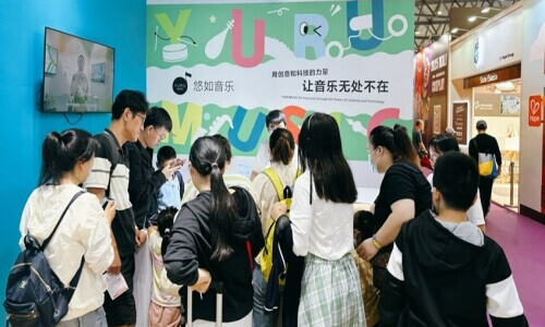 悠如音乐展区吸引小朋友们体验参观