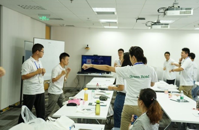 日前参加索尼环保社团青年领袖培训项目集训的青年代表积极参与课堂互动