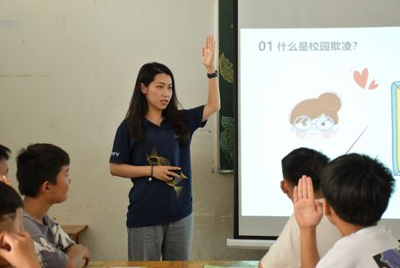 临沂大学“七彩梦想邮递员”在山东临沂郯城县归昌鲁能希望小学“索尼梦想教室”中上课