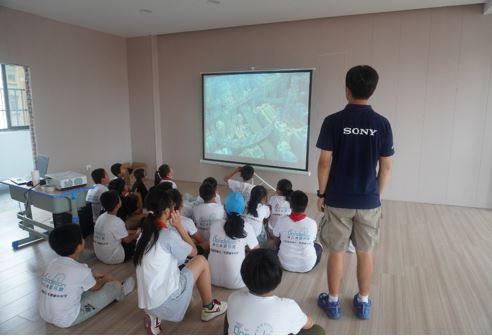 北京大学“青岚支教队”在福建福州市平潭城中小学的“索尼梦想教室”上课