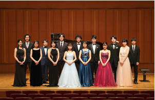 首届班级成员、助教与古屋先生在音乐会结束后合影留念（2021年11月8日举行的“钢琴学院结业音乐会”）