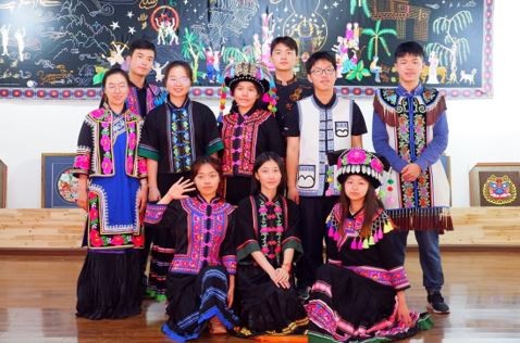 南京大学团队探访云南省楚雄彝族地区，队员们身着彝族刺绣“堆绣”的传统服装