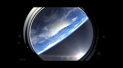 透过机舱的窗户看到地球