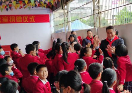 索尼中国可持续发展部总监高峰先生与孩子们互动