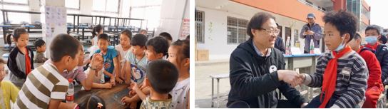 五年前张维馆长向孩子们讲述自己的黄湖回忆<左>  本次活动前张维馆长与一年级“小豆包”亲切互动<右>
