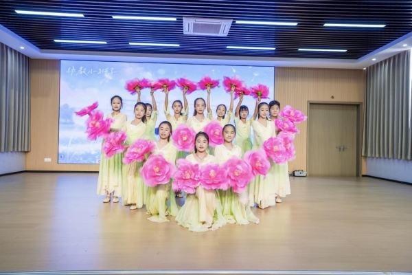 小学生舞蹈表演《最美的花季》