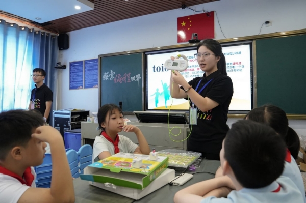 大学生志愿者们带来丰富的课程