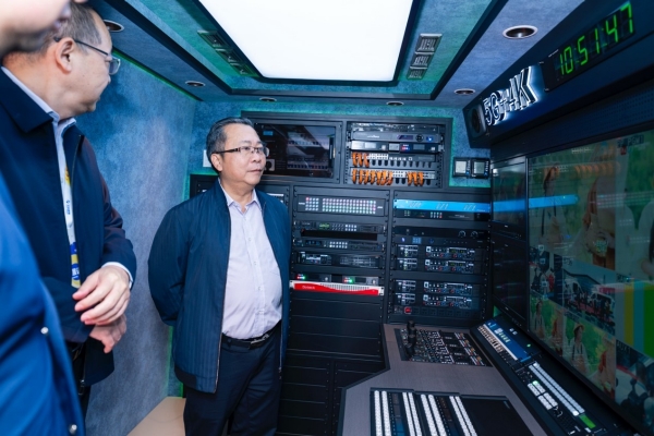 转播车参观现场图