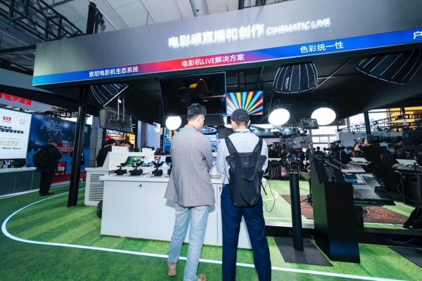 <p>索尼电影感制播与创作展区现场图</p> <p>CineAlta系列电影摄影机</p>