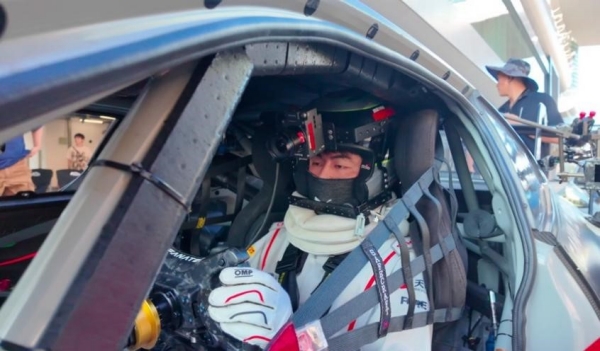 《飞驰人生3》拍摄现场狭窄逼仄的车内空间，车手头部装载分体mini拍摄第一视角