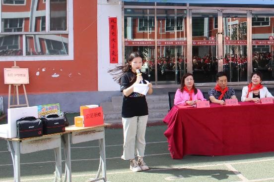 中央民族大学的大学生志愿者代表李艾锦发言