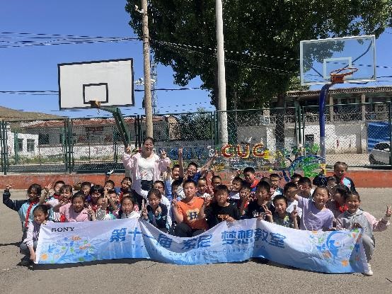 中国传媒大学大学生志愿者团队与孩子们一起进行户外互动