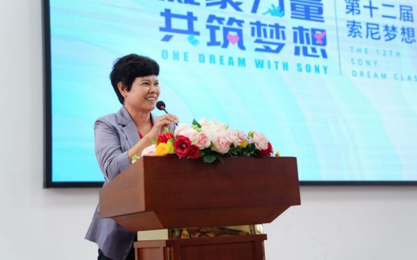 万宁市和乐镇政府分管教育主任陈辉燕致辞
