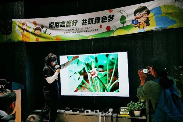 摄影培训讲师肖老师对每一组“小小创作者”