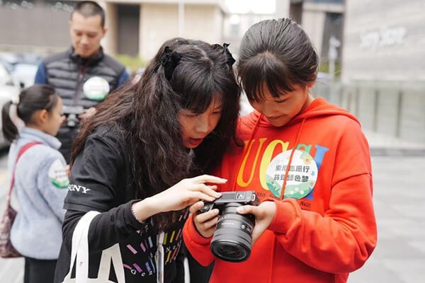 王凯指导小朋友操作相机