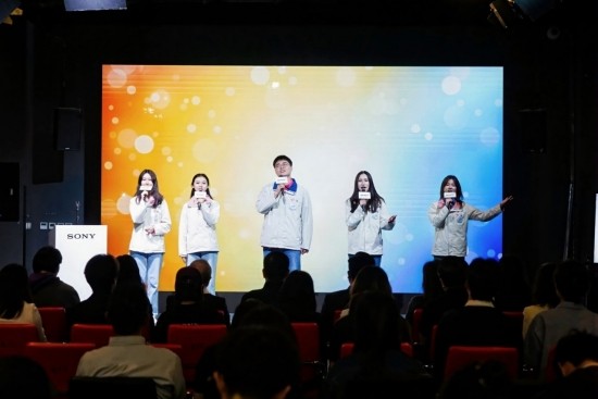 大学生志愿者演唱自创歌曲《逐梦》