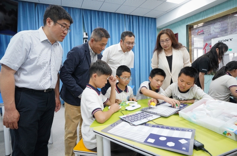 仁川镇中心小学的孩子们正在学习创意机器人课程