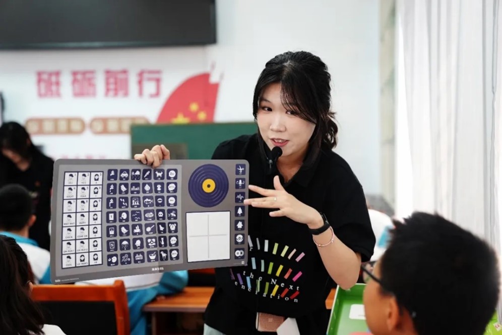 内蒙古大学创业学院的大学生志愿者为孩子们上toio音乐素养课