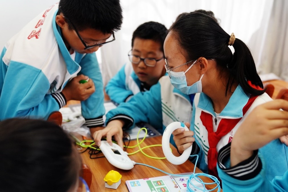 同学们在toio创意机器人音乐主题课上互动