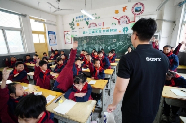 大学生志愿者开展主题课程