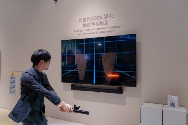 参观者持次世代触感手柄原型进行体验