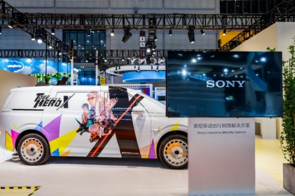 索尼展台上结合了热门动画《凸变英雄X》的“痛车”