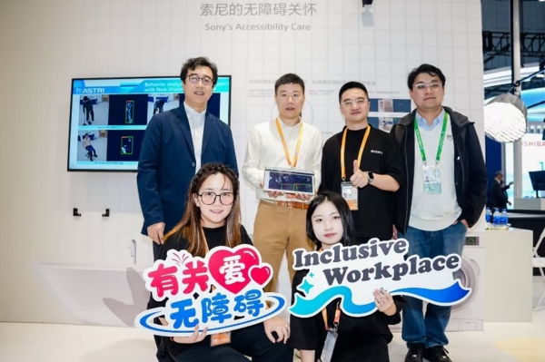 上海交通大学自动化与感知学院教授陈卫东（左1）与副教授张晗（右1）