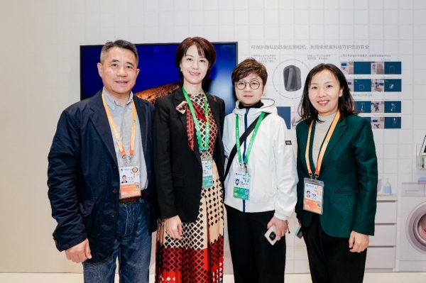 豫园街道老年护理院院长张扬（左2）