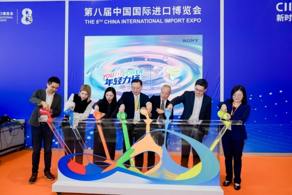 各方嘉宾共同见证，从左至右为索尼中国副总裁、战略事业室负责人英保黎、安尼普（上海）文化艺术有限公司总经理黑崎静佳、索尼中国高级副总裁、人力资源和ESG 负责人金燕敏、中国青少年发展基金会秘书长张华、索尼集团副总代表、索尼中国总裁吉田武司、黄浦区团委书记周瑨、索尼中国人才与组织发展总监徐继勤